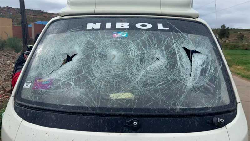 En Colcapirhua destruyen un vehículo municipal y dejan  varios heridos