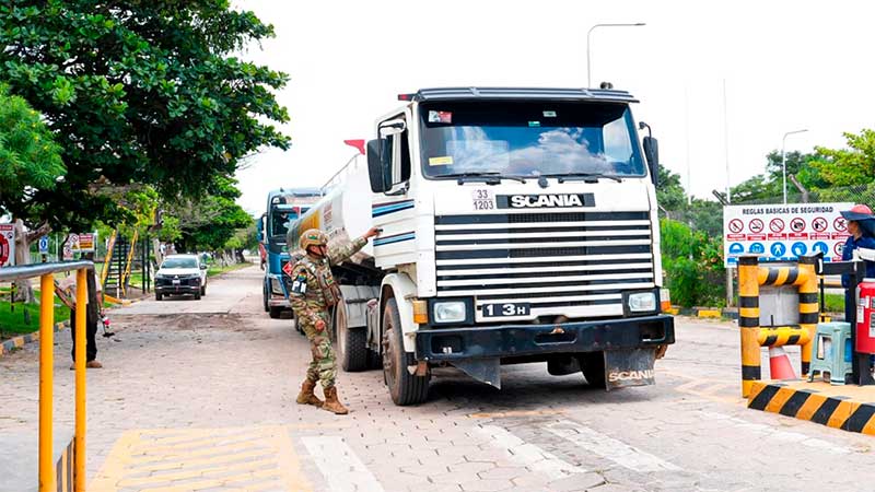 YPFB inyecta 5 millones de litros de gasolina con aditivos bajo fuerte resguardo