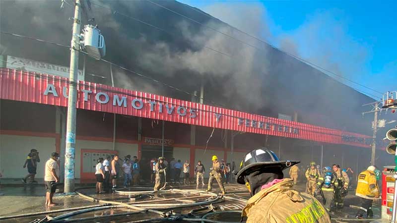 Cenizas y desesperación en Barrio Lindo tras incendio que aún no es controlado