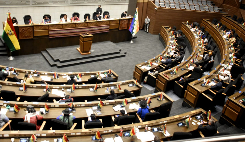 Legisladores prometen aprobar la ley de inversiones del Gobierno sin conocer el texto