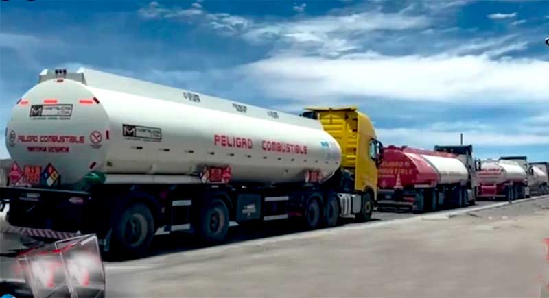 Decenas de cisternas con combustibles en fila para ingresar desde Chile