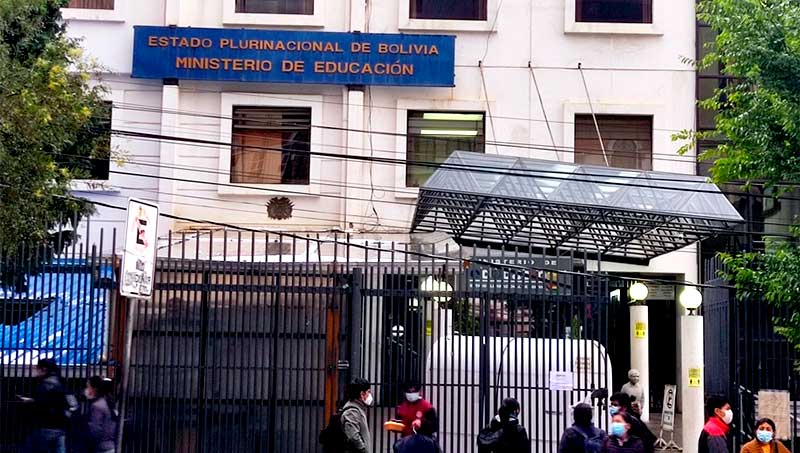 45 funcionarios en Educación cobraban Bs 500 mil en salarios
