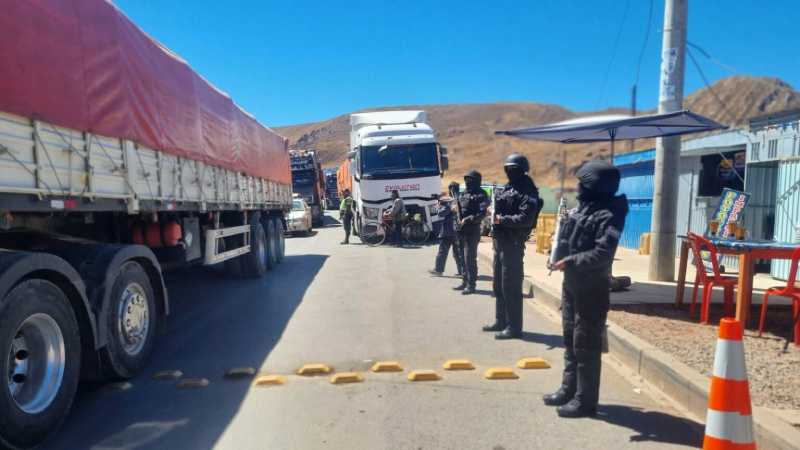 Militares y policías blindan accesos viales en La Paz
