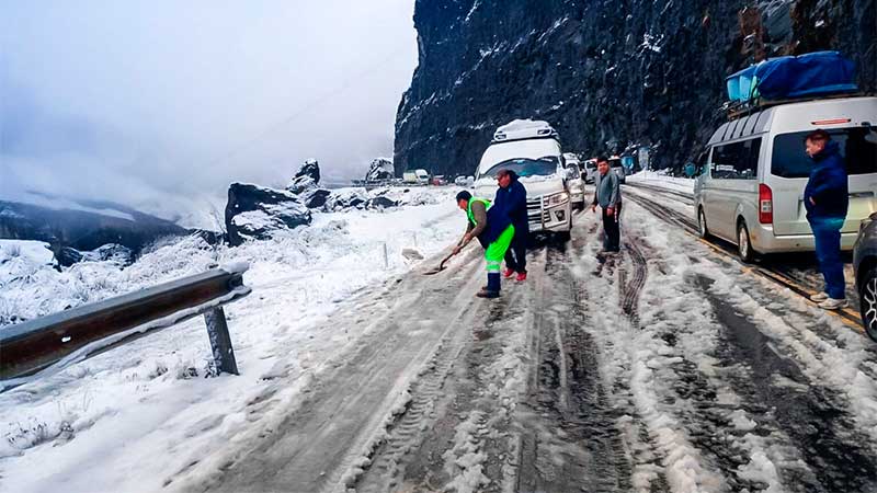 ABC rehabilita ruta a Los Yungas tras intensa nevada