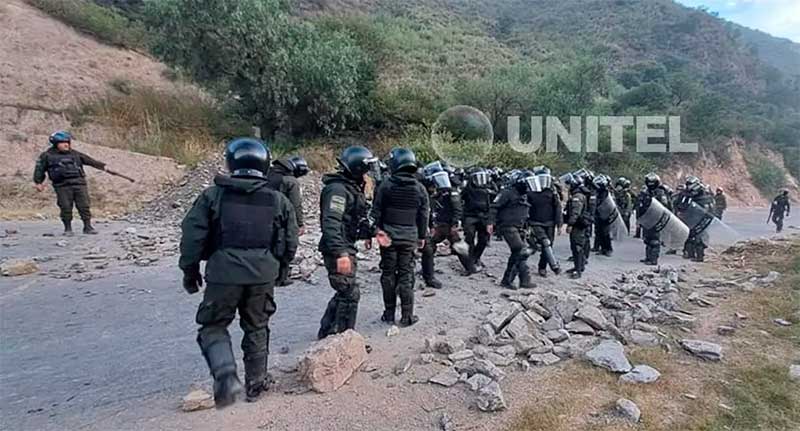 Bloqueadores usan dinamita en los cerros para destruir la ruta hacia La Paz