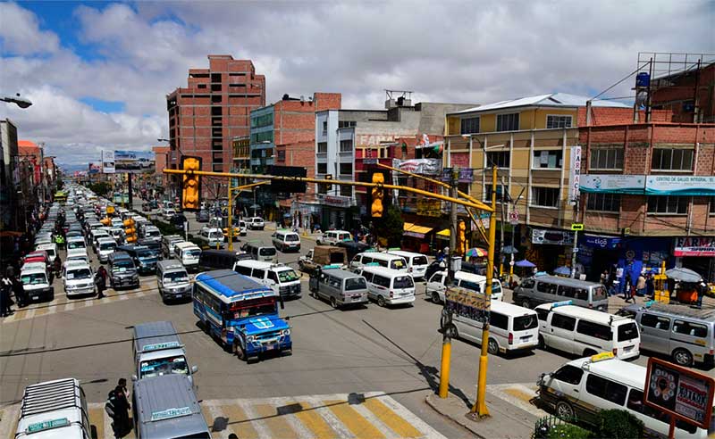 Gobierno y transportistas instalan diálogo para frenar el cerco a La Paz